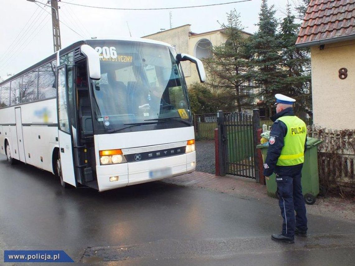 Zaczynają się ferie. Policjanci kontrolują busy i autokary zabierające dzieci na wycieczki