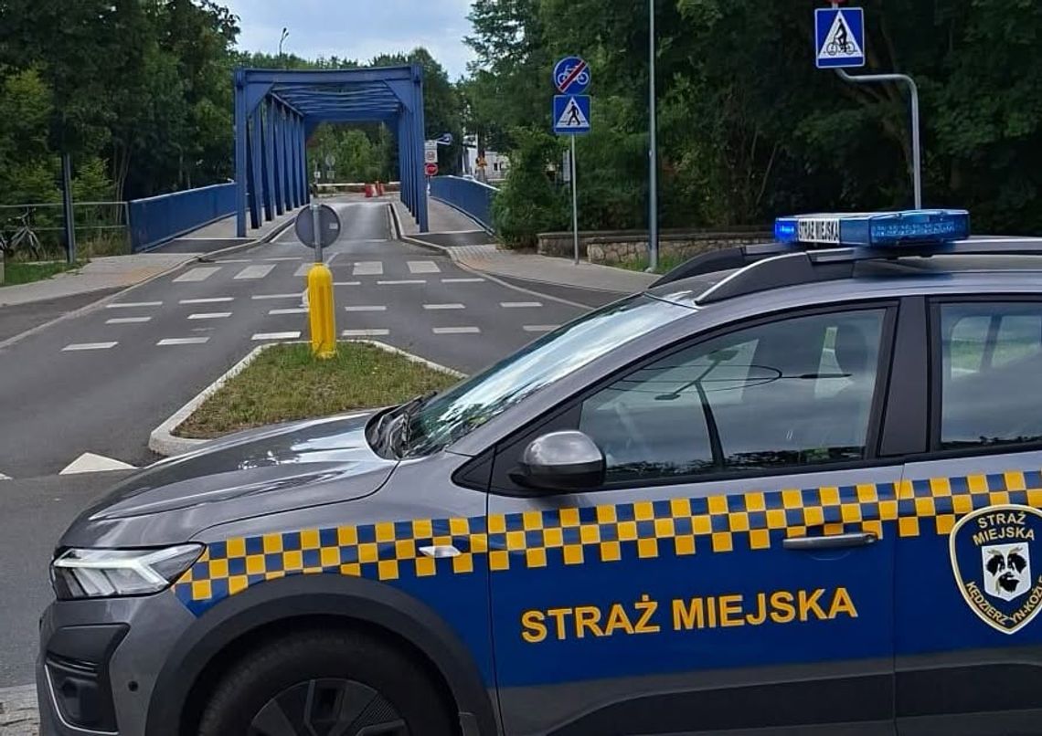 Zagubiony 80-latek siedział przy bramie zakładów. Strażnicy miejscy pomogli mu wrócić do bliskich Zagubiony 80-latek siedział przy bramie zakładów. Strażnicy miejscy pomogli mu wrócić do bliskich
