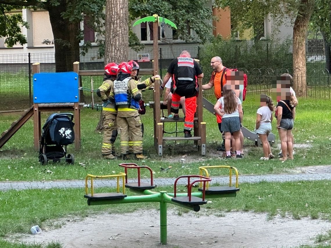 Zakleszczona noga na placu zabaw. Służby ratunkowe interweniowały w Śródmieściu