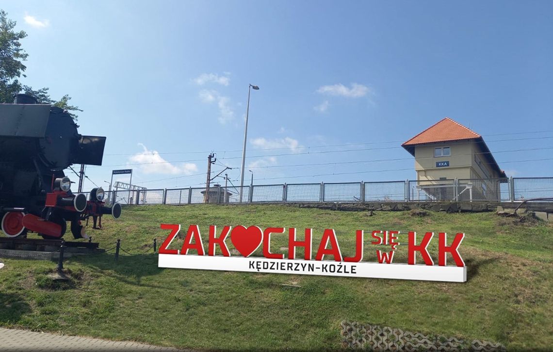 "Zakochaj się w KK" przy lokomotywie. Urząd miasta ogłosił przetarg na wykonanie napisu