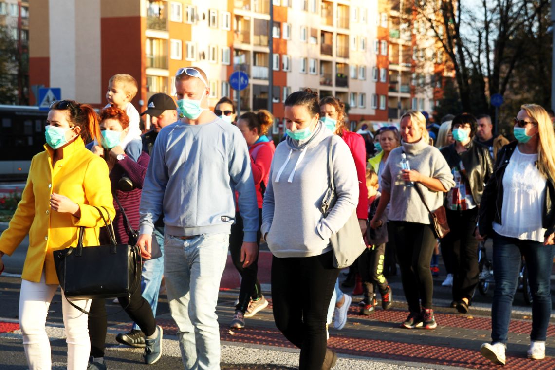 Założyli maski i wyszli z domów: mamy dość benzenu! Protest w centrum Kędzierzyna-Koźla