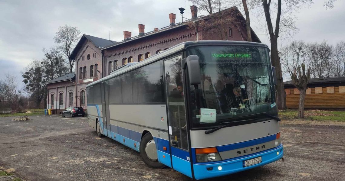 Zamiast pociągów z dworców kolejowych odjeżdżają autobusy. Polregio znów ma problemy z taborem