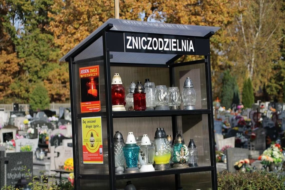 Zamiast wyrzucać, zostaw dla innych. Zniczodzielnie w Kędzierzynie-Koźlu pomagają oszczędzać Zamiast wyrzucać, zostaw dla innych. Zniczodzielnie w Kędzierzynie-Koźlu pomagają oszczędzać
