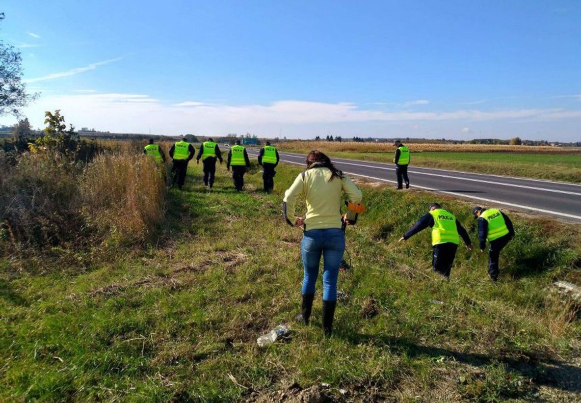 Zamordował żonę, wywiózł ciało i powiesił się z różańcem na szyi. Śledztwo wciąż trwa