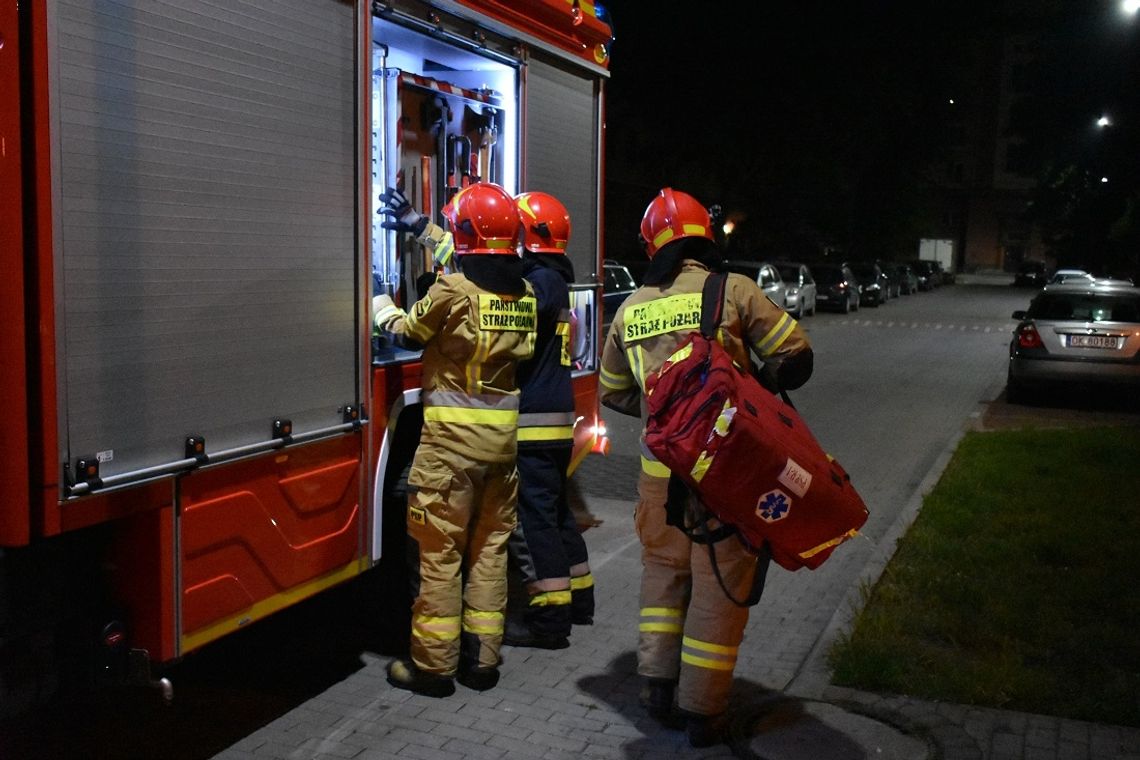 Zaniepokojeni ujadaniem psa sąsiedzi zadzwonili pod numer alarmowy. Nocna interwencja służb