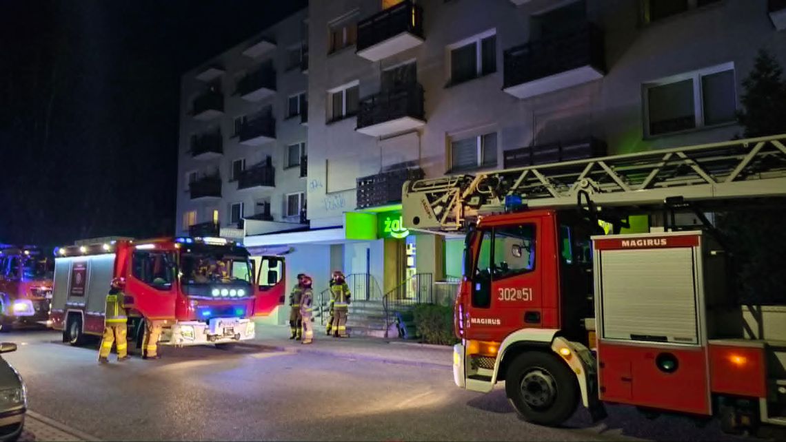 Zapach gazu w bloku na osiedlu Piastów. Nocna akcja służb