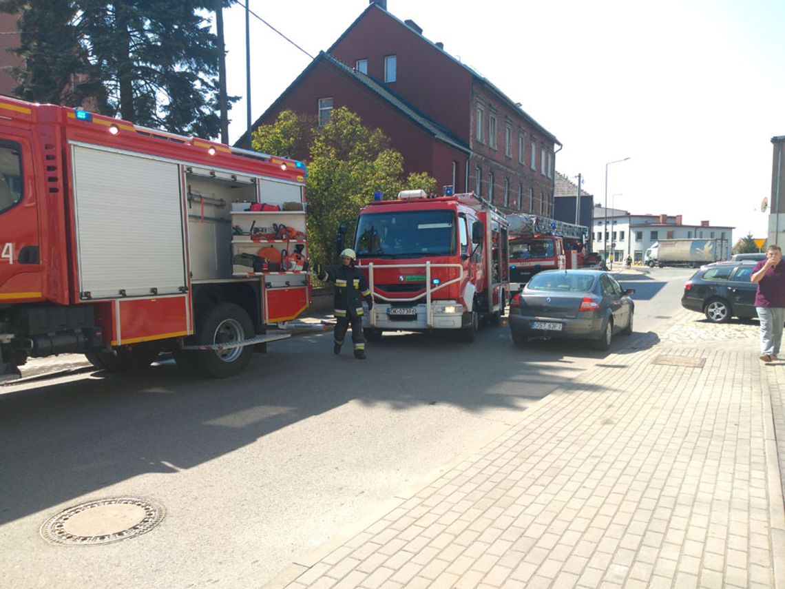 Zapalił się garaż, a od niego budynek. Strażacy walczyli z pożarem