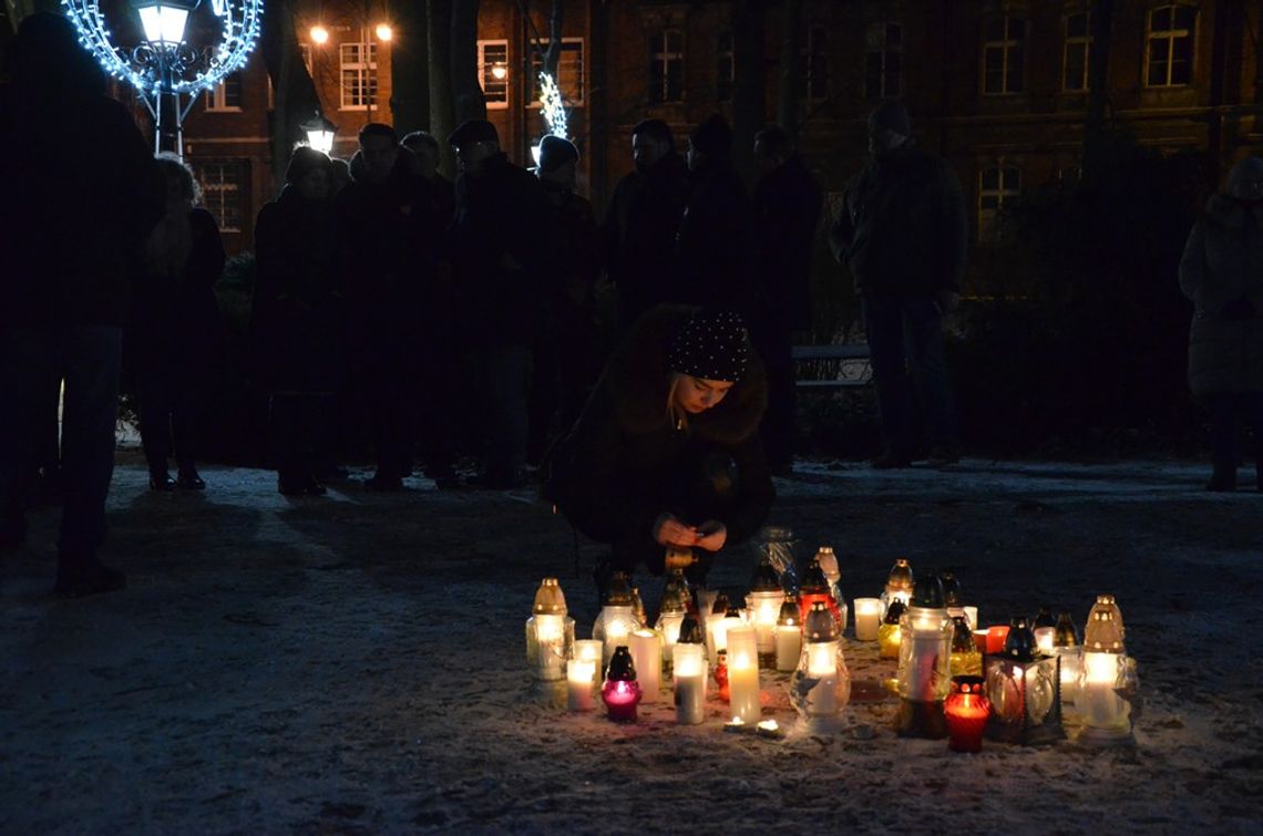 Zapalili znicze i w ciszy uczcili pamięć zamordowanego Pawła Adamowicza. ZDJĘCIA