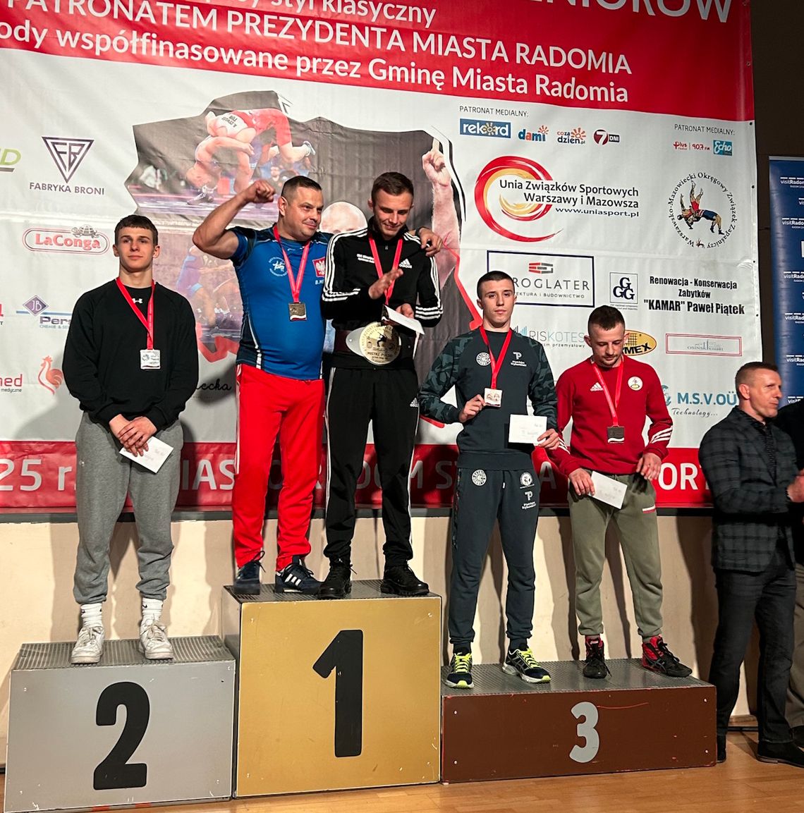 Zapaśnicy UKS Olimpijczyk z medalami Mistrzostw Polski: złoto Mateusza Szewczuka i brąz Piotra Duka