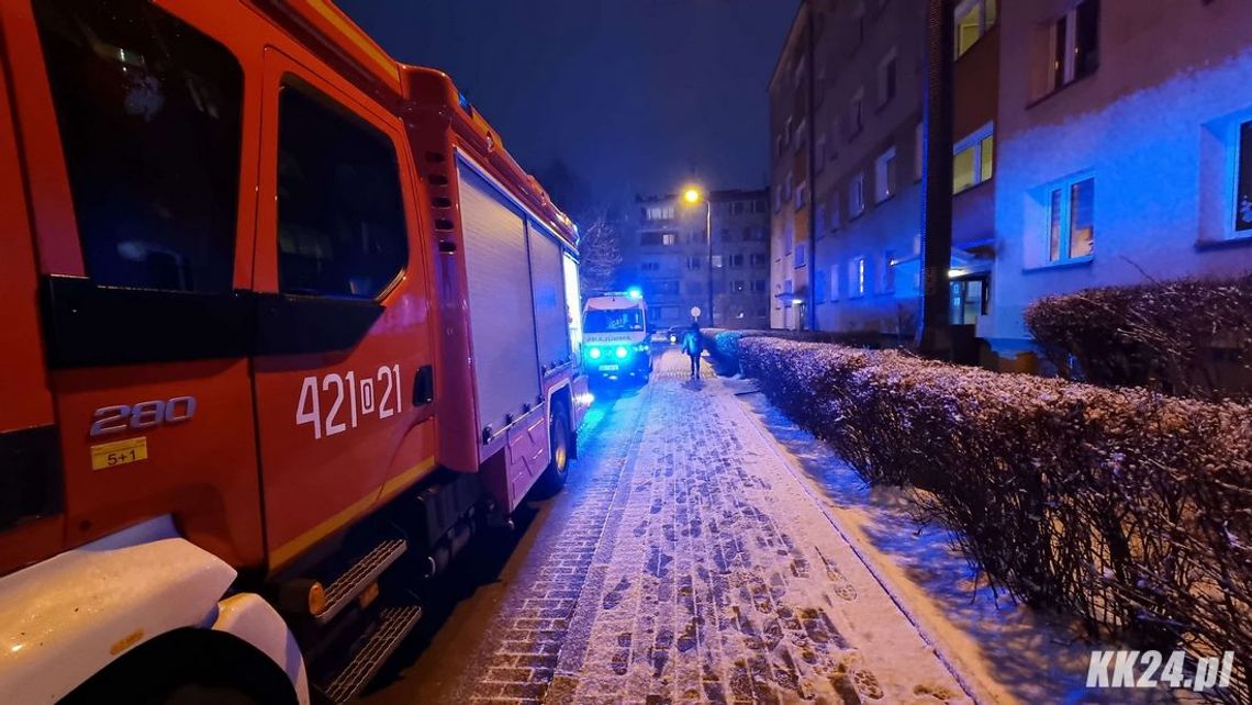 Zatrucie tlenkiem węgla w mieszkaniu na osiedlu Piastów. Nieprzytomny mężczyzna był reanimowany