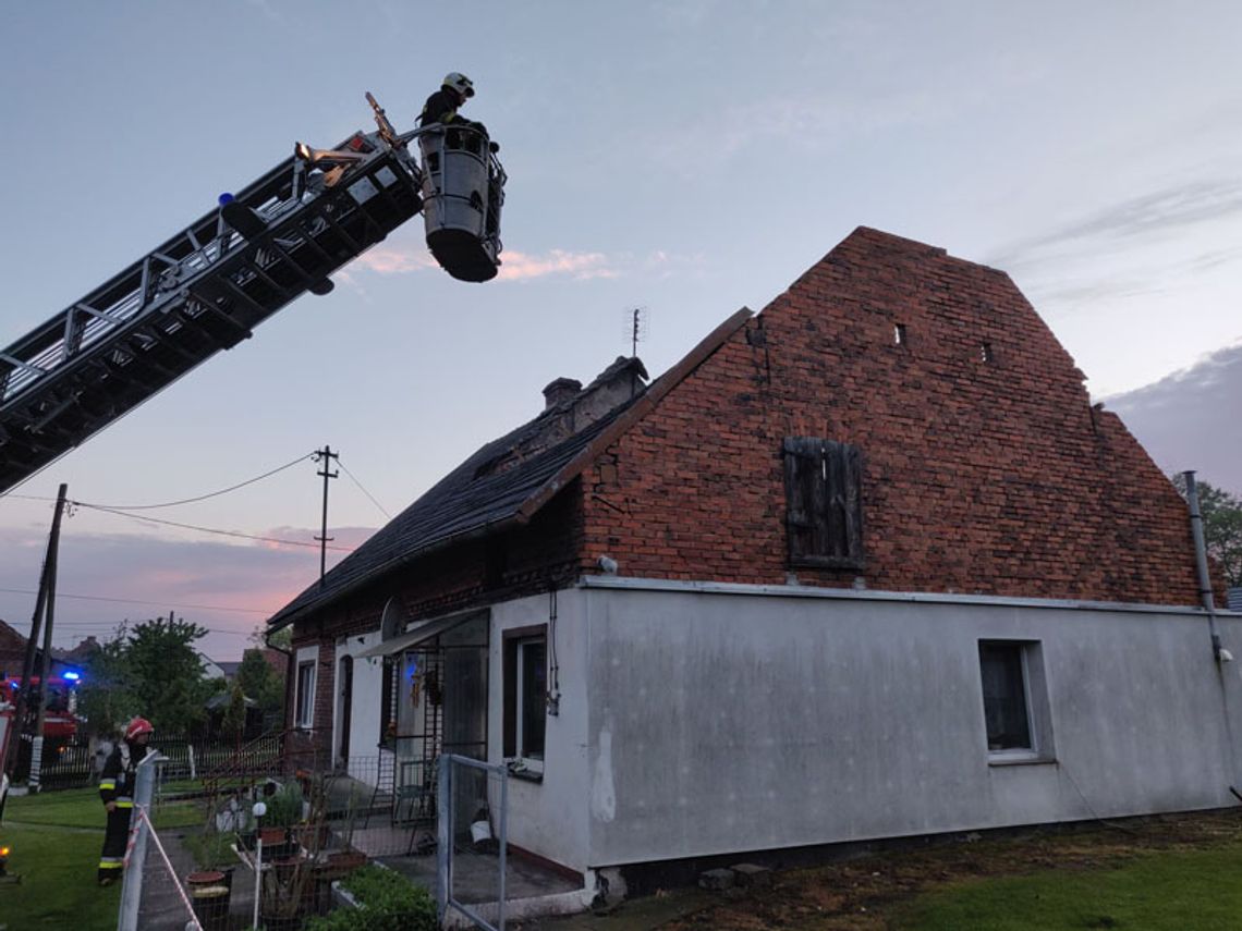 Zawalił się dach w domu jednorodzinnym. Interwencja straży pożarnej