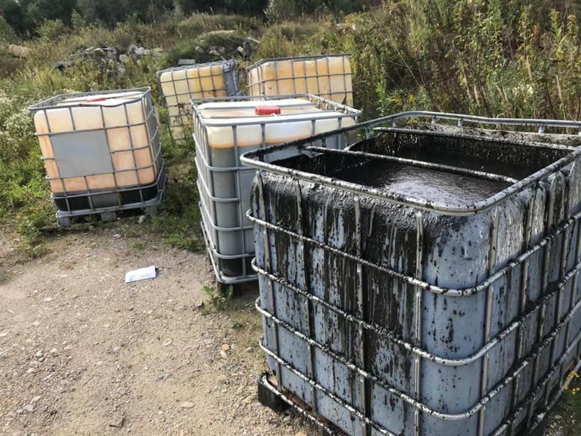 Zbiorniki z chemikaliami zabezpieczone przez właściciela. Podczas ich transportu doszło do awarii