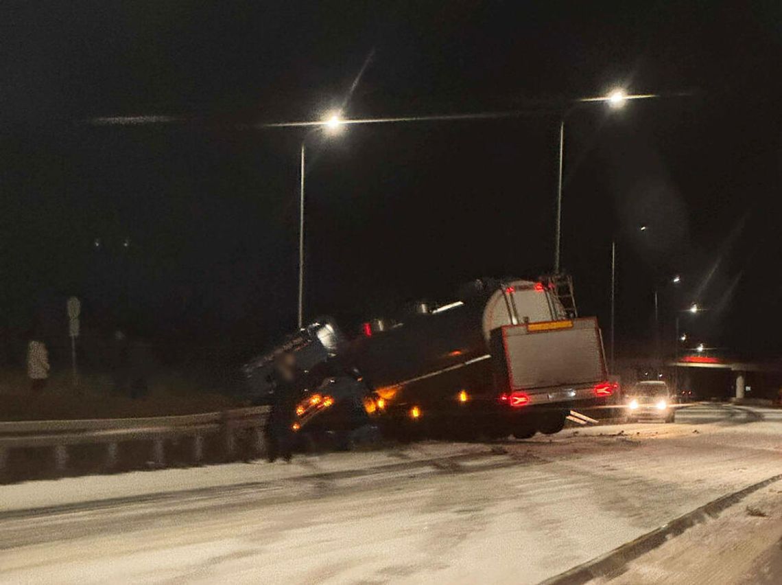 Zdarzenie drogowe na Obwodnicy Północnej. Autocysterna zjechała na lewy pas i uderzyła w bariery