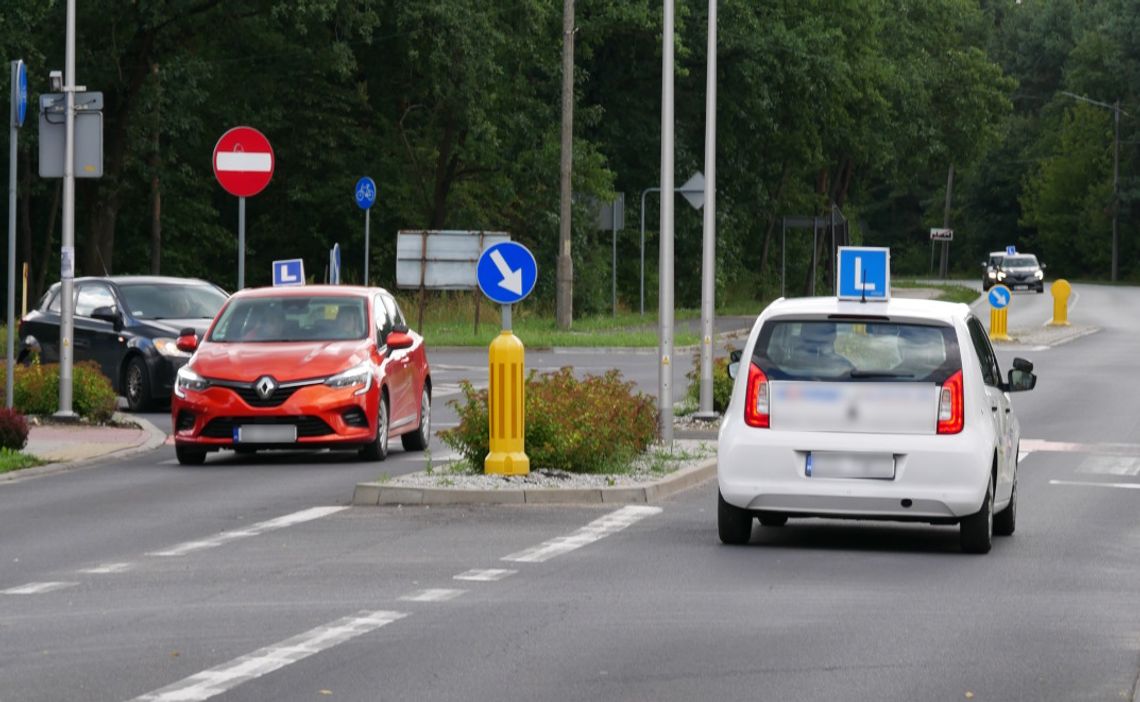 Zdawalność egzaminów praktycznych na prawo jazdy kategorii B znów w dół. Wyniki szkół jazdy z naszego powiatu