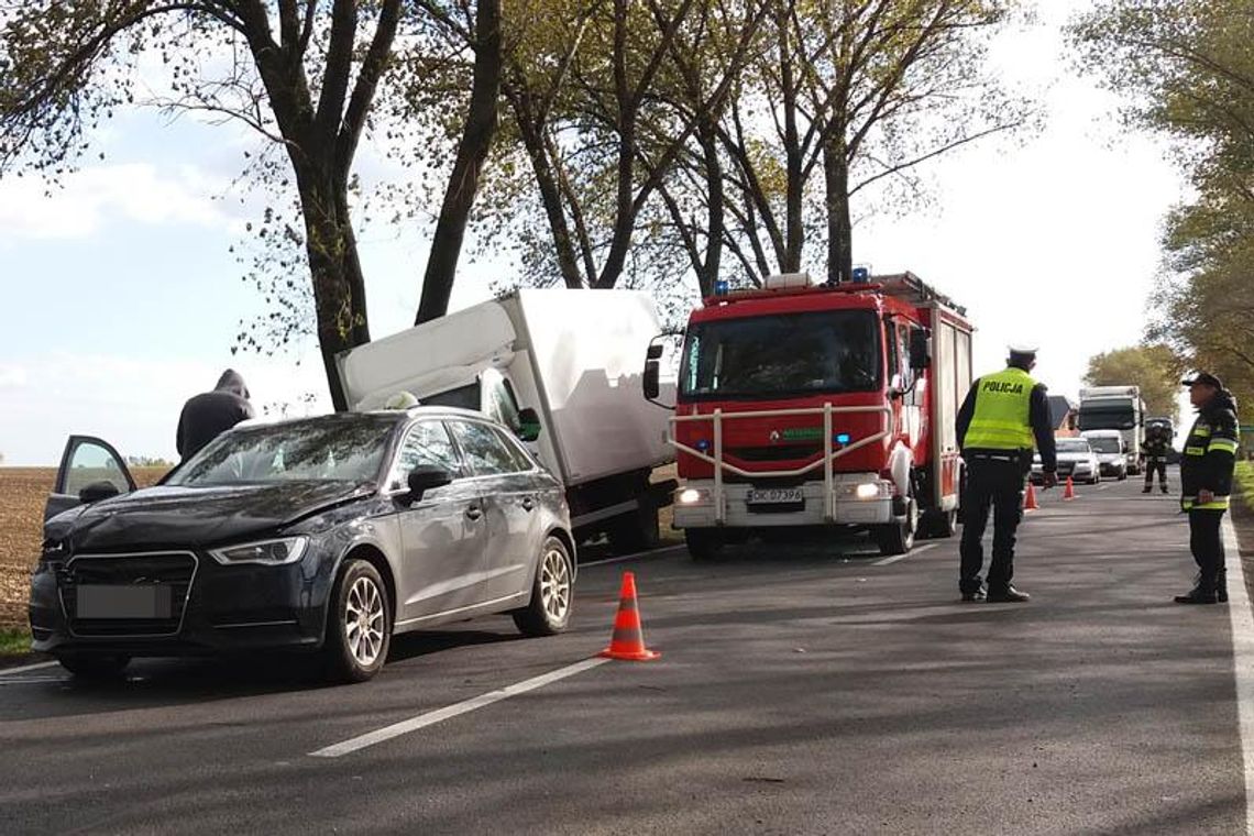 Zderzenie audi z dostawczakiem na drodze krajowej nr 38. ZDJĘCIA