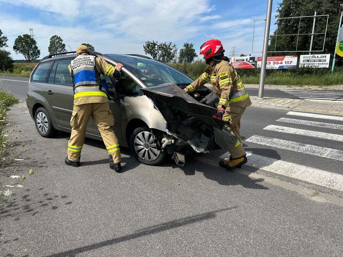 Groźnie wyglądające zderzenie auta osobowego z ciężarówką na skrzyżowaniu z drogami wojewódzkimi w Bierawie. Służby na miejscu