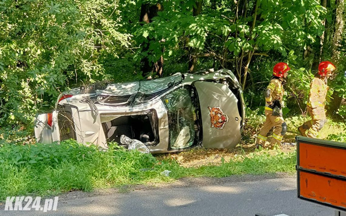 Zderzenie auta osobowego z tirem na drodze wojewódzkiej. Trwa akcja ratunkowa