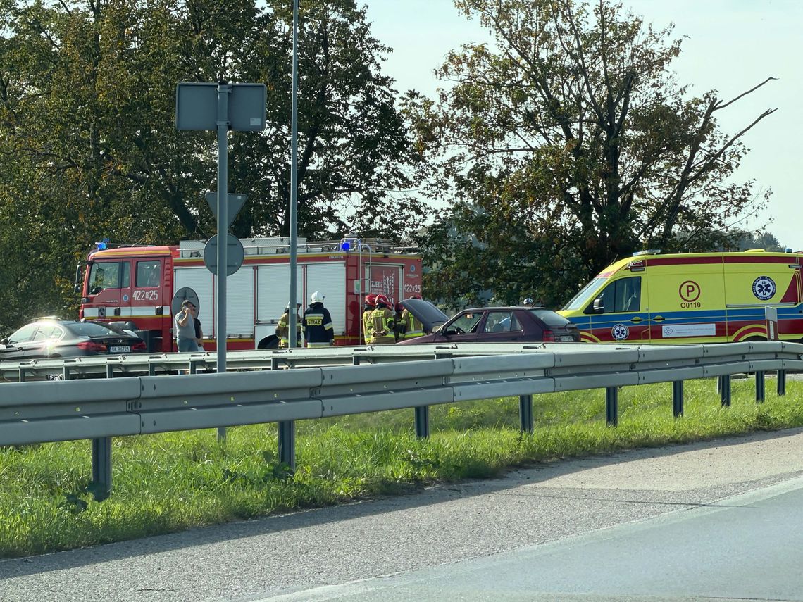 Zderzenie BMW i Skody na rondzie między Koźlem a Reńską Wsią. Jedna osoba zabrana do szpitala Zderzenie BMW i Skody na rondzie między Koźlem a Reńską Wsią. Jedna osoba zabrana do szpitala