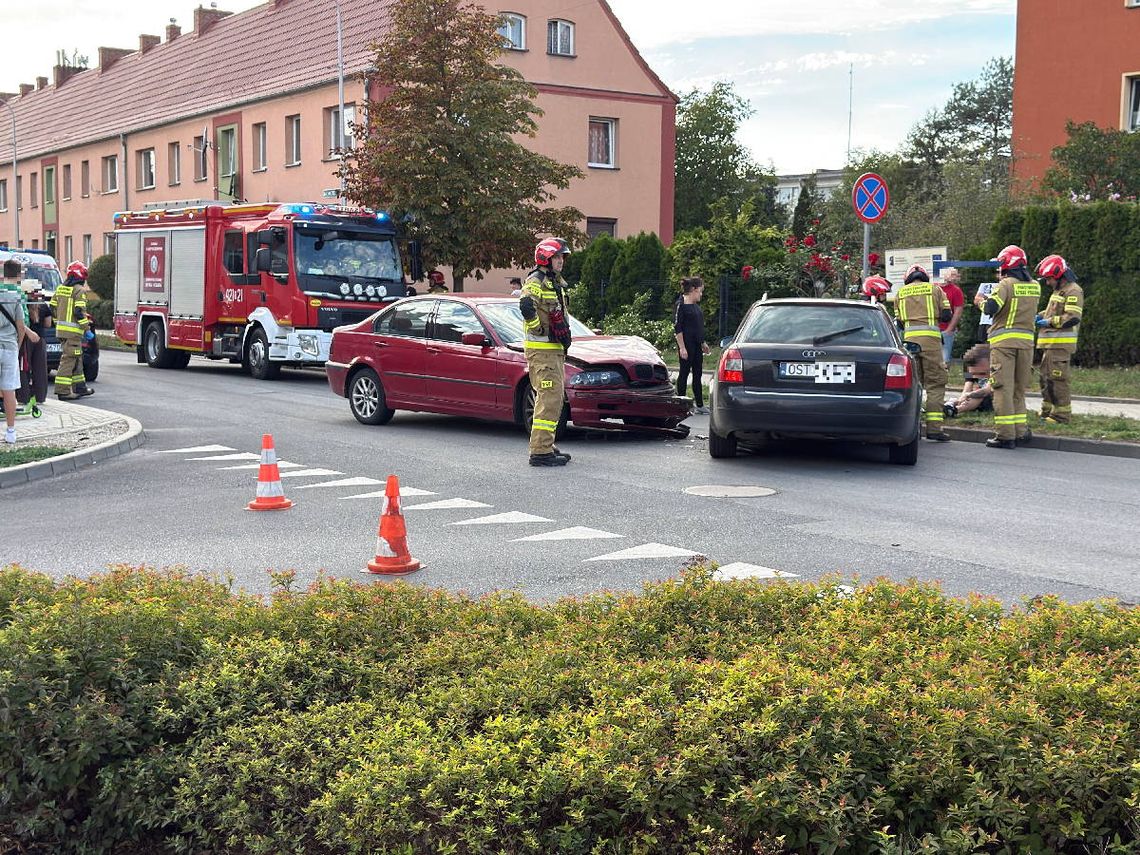Zderzenie BMW z Audi na skrzyżowaniu Kościuszki i Słowackiego na Pogorzelcu. Dwóch kierowców poszkodowanych Zderzenie BMW z Audi na skrzyżowaniu Kościuszki i Słowackiego na Pogorzelcu. Dwóch kierowców poszkodowanych