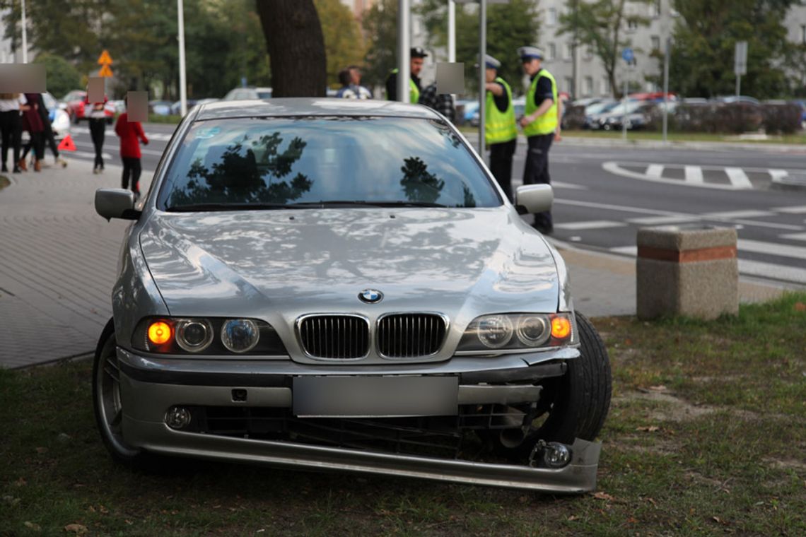 Zderzenie BMW z mercedesem na skrzyżowaniu alei Jana Pawła II z ulicą Kosmonautów