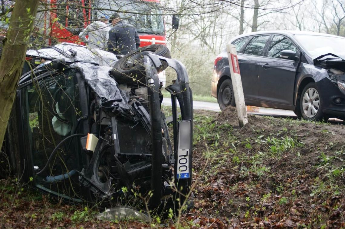 Zderzenie czołowe dwóch osobówek na drodze z Kłodnicy do Januszkowic. ZDJĘCIA