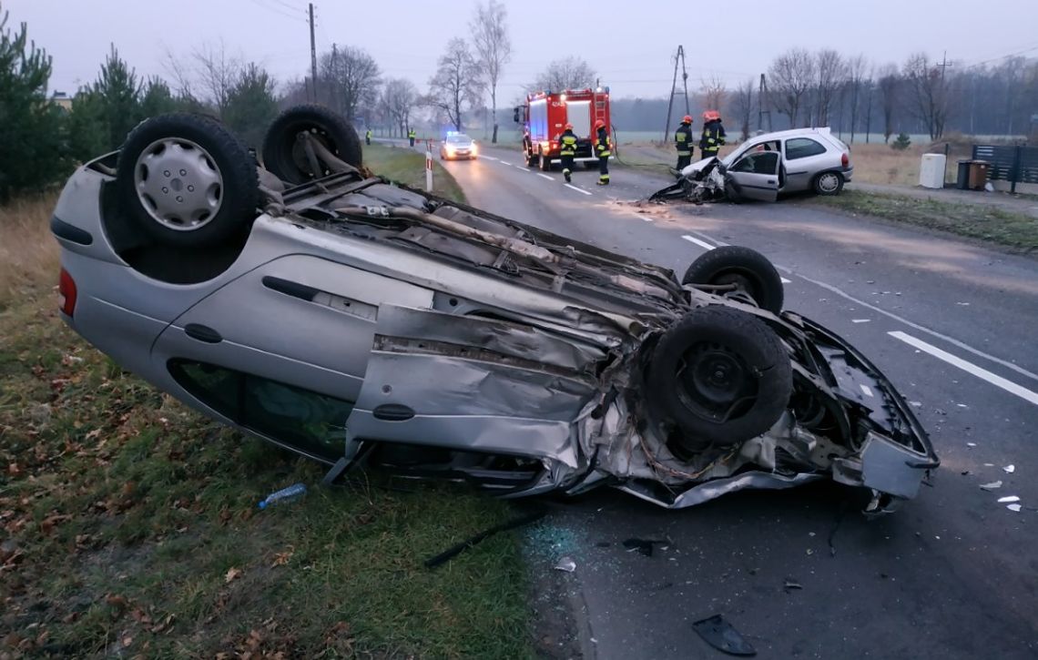 Zderzenie czołowe dwóch osobówek na Gliwickiej. Trzy osoby trafiły do szpitala. ZDJĘCIA