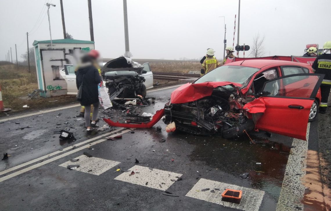 Zderzenie czołowe na przejeździe kolejowym. Jedna osoba nie żyje, zablokowana droga krajowa