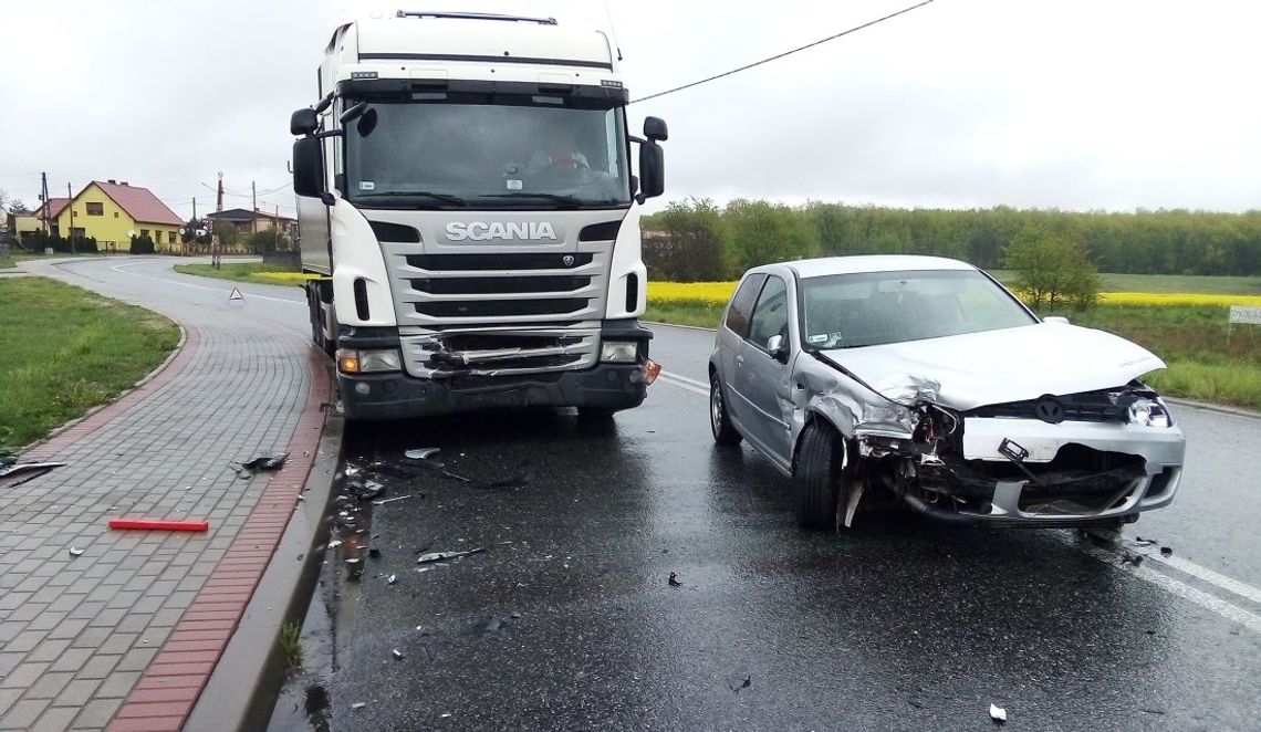 Zderzenie czołowe volkswagena i ciężarówki. Młody kierowca stracił panowanie nad autem