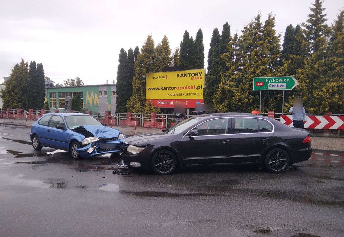 Zderzenie dwóch aut osobowych na skrzyżowaniu ulic Piastowskiej i Chrobrego