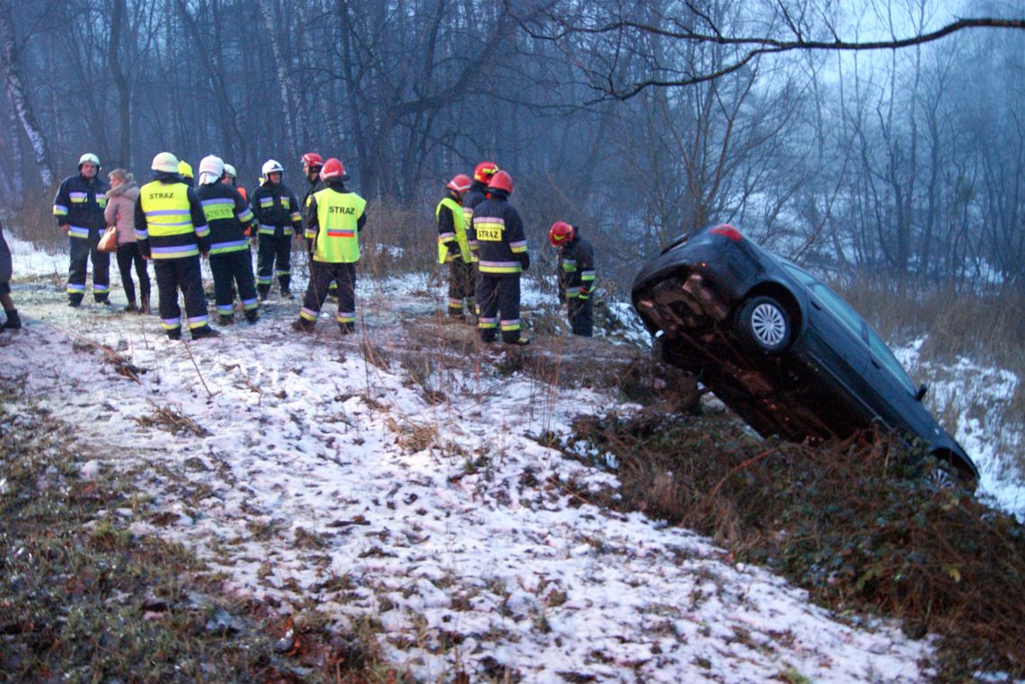 Zderzenie dwóch aut w Sławięcicach. Audi wypadło z drogi i zawisło na skarpie. ZDJĘCIA