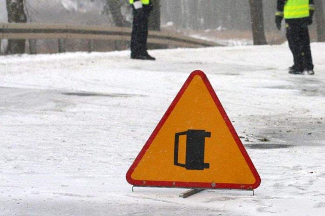 Zderzenie dwóch ciężarówek na drodze krajowej pomiędzy Większycami a Pokrzywnicą. Obowiązuje ruch wahadłowy