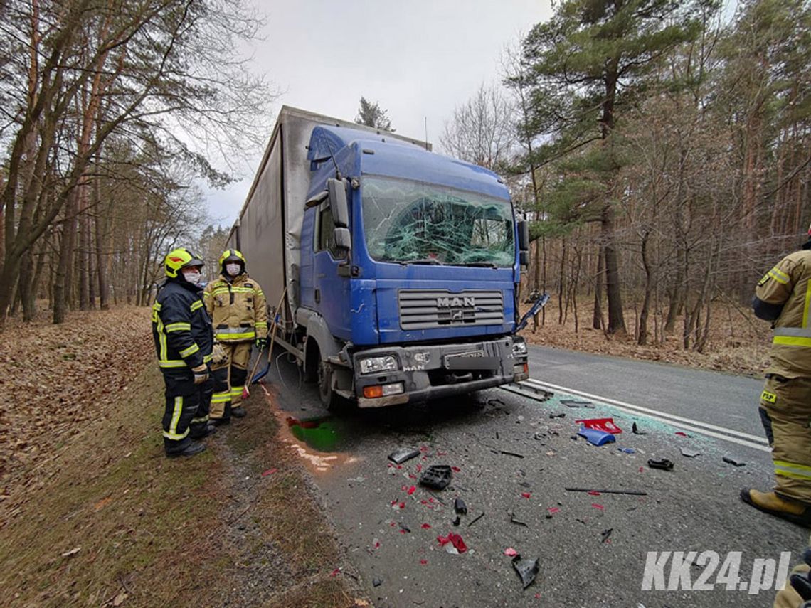 Zderzenie dwóch ciężarówek na drodze wojewódzkiej. Służby na miejscu, są utrudnienia w ruchu