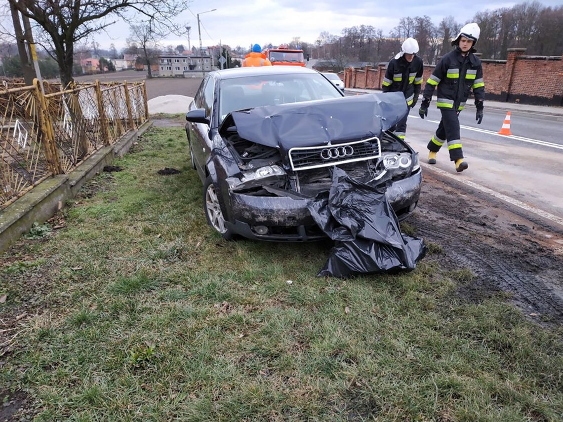 Zderzenie dwóch osobówek na drodze krajowej w Długomiłowicach. ZDJĘCIA