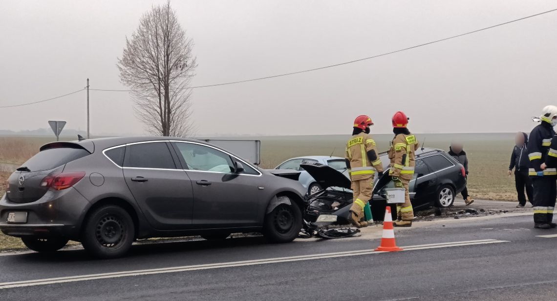 Zderzenie dwóch osobówek na krajowej 38. Jedna osoba została poszkodowana. ZDJĘCIA