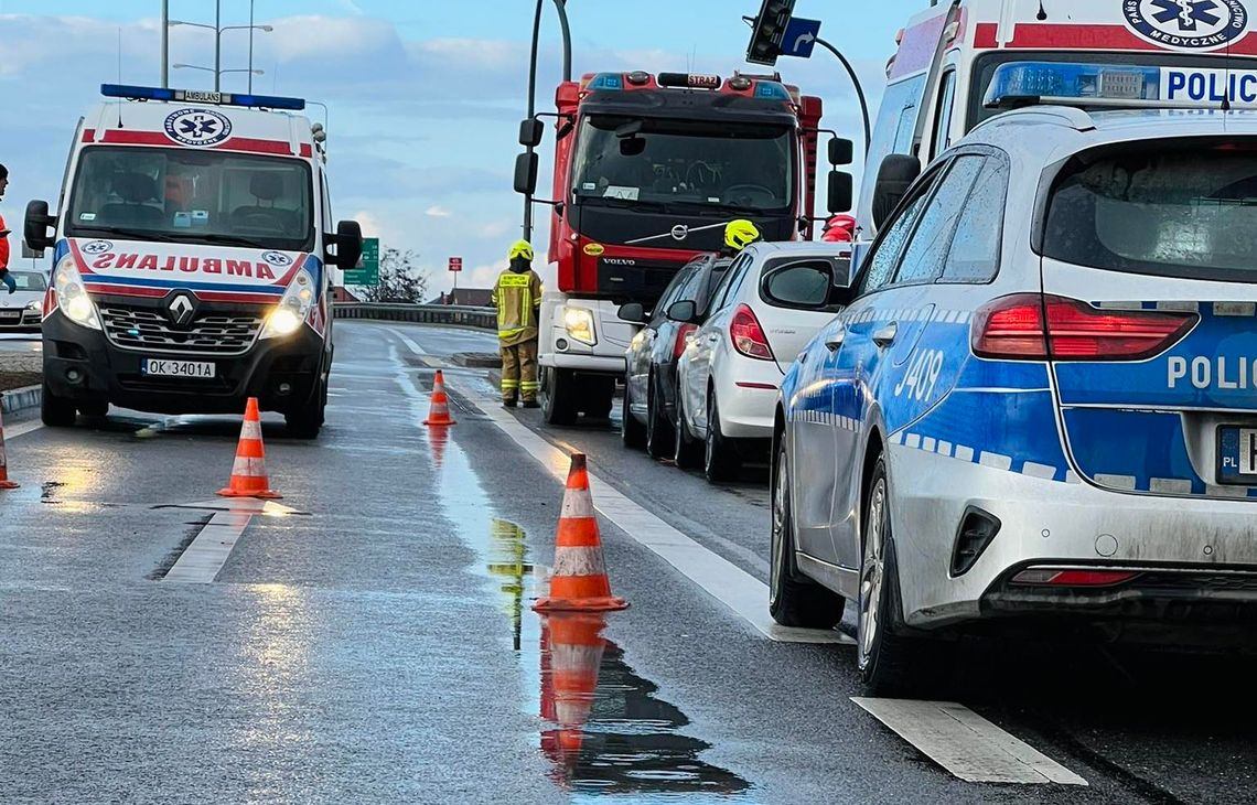 Zderzenie dwóch osobówek na obwodnicy w Reńskiej Wsi. Pas w kierunku Większyc zablokowany Zderzenie dwóch osobówek na obwodnicy w Reńskiej Wsi. Pas w kierunku Większyc zablokowany