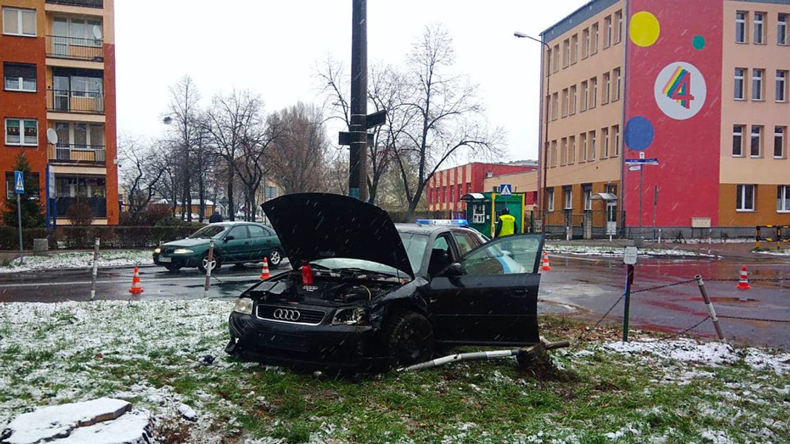 Zderzenie dwóch osobówek na skrzyżowaniu 1 Maja z Pionierów