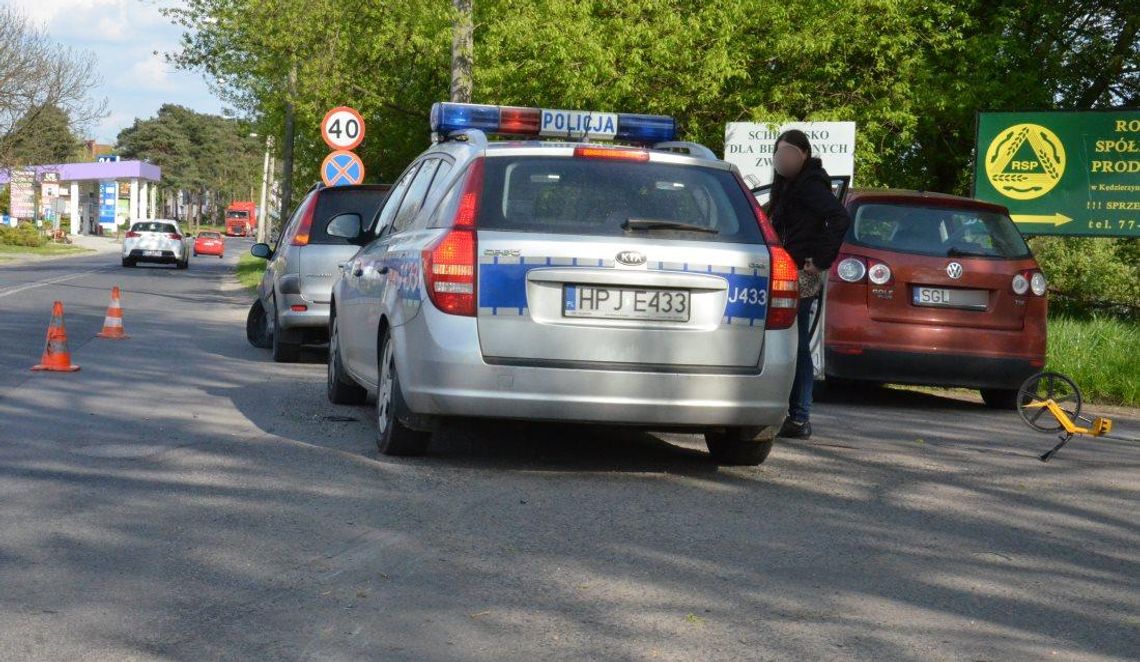 Zderzenie dwóch osobówek na skrzyżowaniu Gliwickiej i Starej. Mężczyzna zabrany do szpitala. ZDJĘCIA