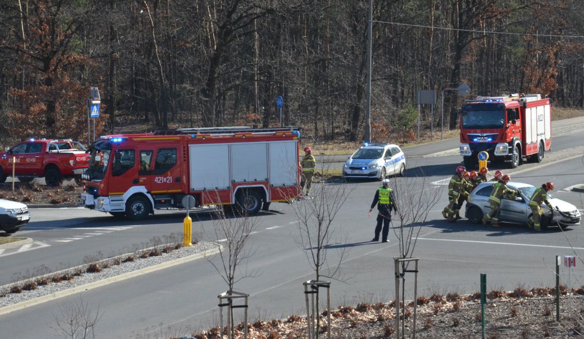 Zderzenie dwóch osobówek na skrzyżowaniu przy komendzie policji. Są utrudnienia w ruchu