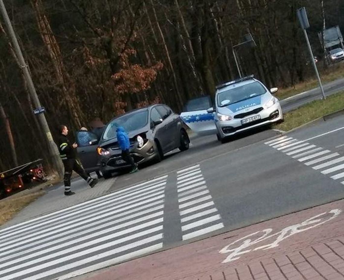 Zderzenie dwóch osobówek na skrzyżowaniu ulicy Wojska Polskiego i alei Lisa. ZDJĘCIA