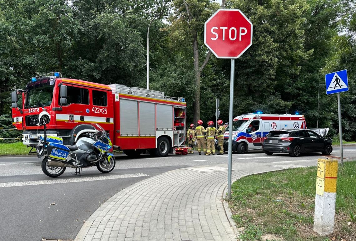 Zderzenie dwóch osobówek na ulicy Dunikowskiego. Na czas prowadzonych działań droga jest zablokowana