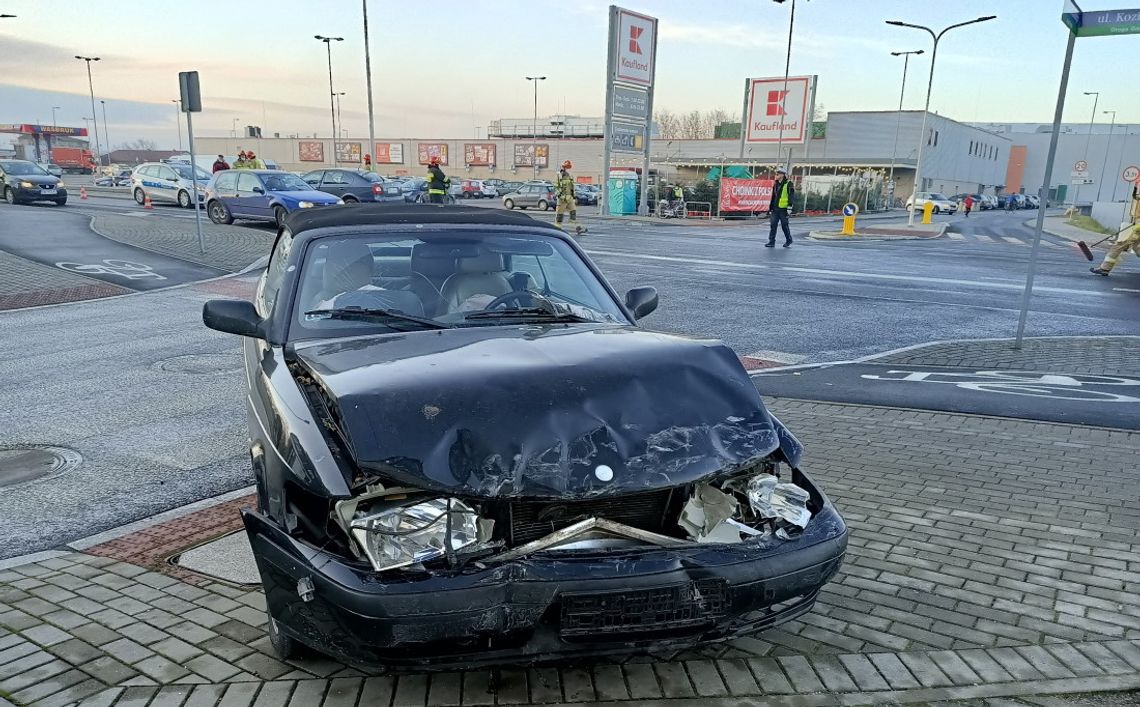 Zderzenie dwóch osobówek na ulicy Kozielskiej. Na miejscu policja i straż pożarna. ZDJĘCIA