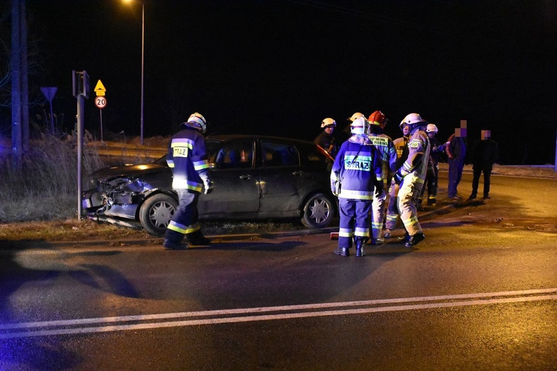 Zderzenie dwóch osobówek przy Dębowej. Droga była częściowo zablokowana