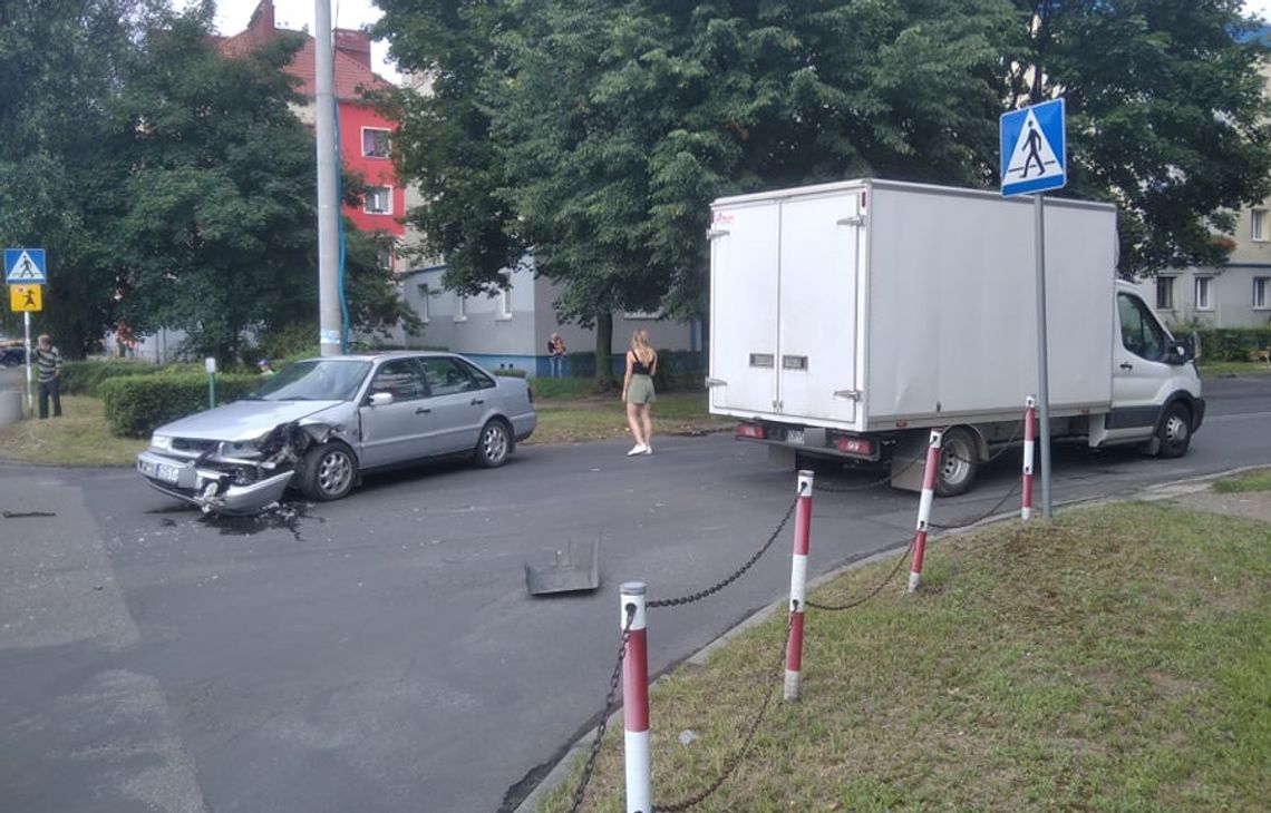 Zderzenie dwóch samochodów na skrzyżowaniu ulicy 1 Maja i Stalmacha. Droga jest zablokowana