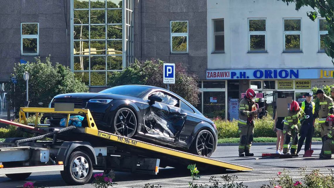 Zderzenie dwóch samochodów osobowych na jednym z głównych skrzyżowań w Kędzierzynie-Koźlu