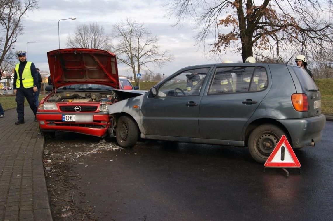 Zderzenie dwóch samochodów osobowych na ulicy Łukasiewicza. ZDJĘCIA