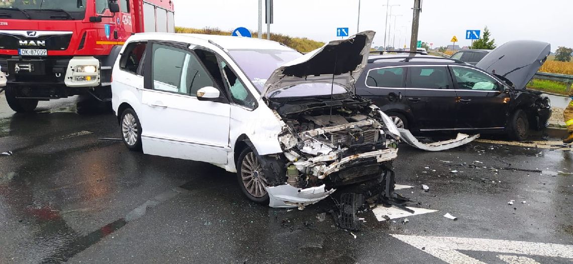 Zderzenie forda z volkswagenem na skrzyżowaniu dróg krajowych w Reńskiej Wsi. Na miejscu interweniowały służby ratunkowe