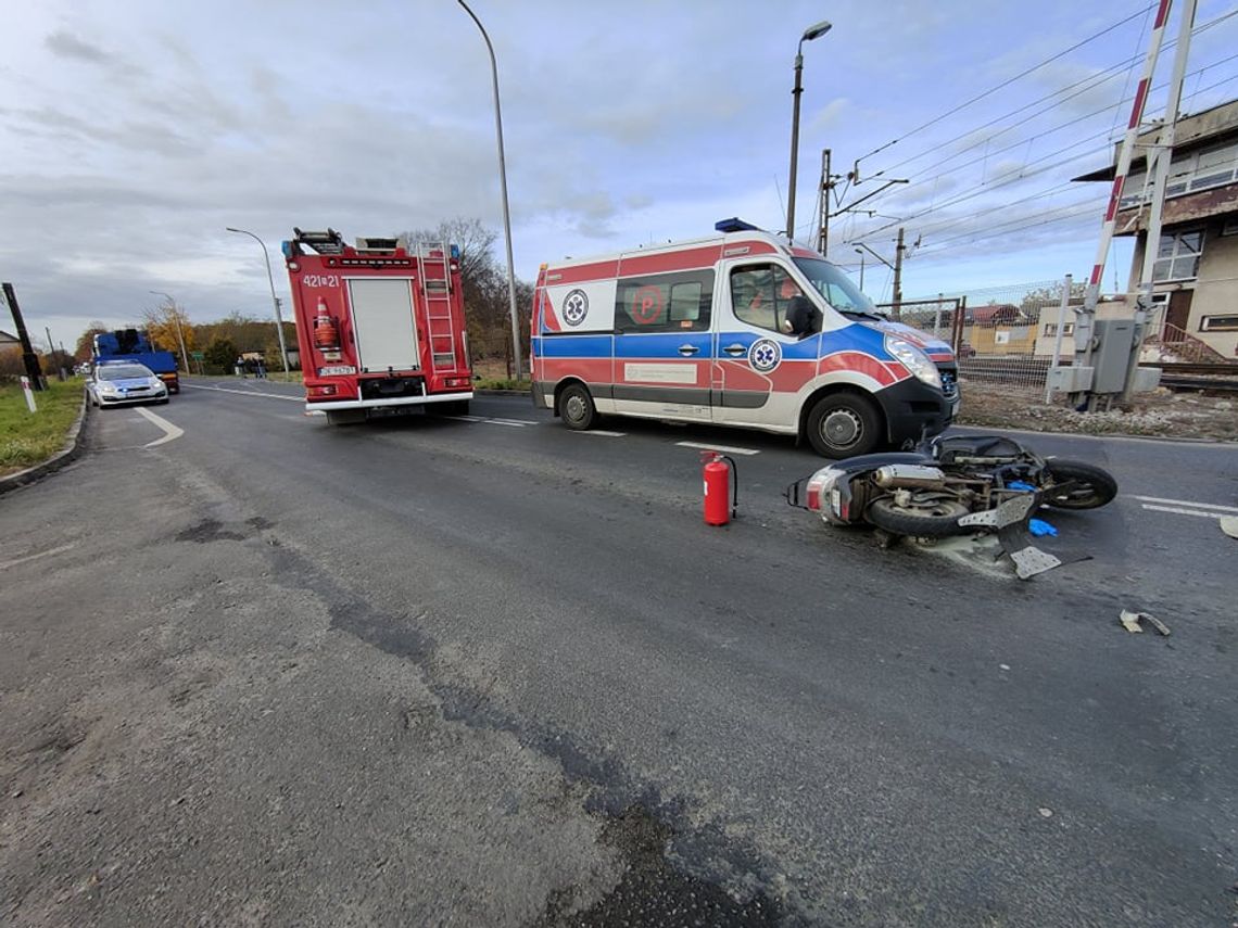 Zderzenie motocykla i ciężarówki na przejeździe kolejowym. Zablokowana droga wojewódzka. ZDJĘCIA