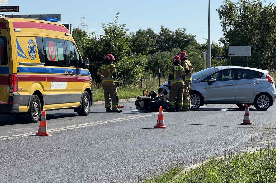 Zderzenie motocykla i osobówki na alei Jana Pawła II. Poszkodowany został 39-letni mężczyzna