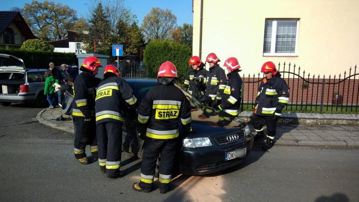 Zderzenie na osiedlowej uliczce. Jedna osoba zabrana do szpitala. ZDJĘCIA