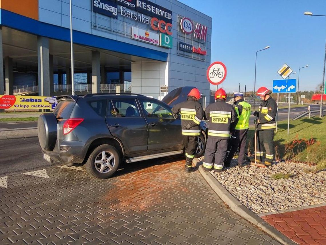 Zderzenie na skrzyżowaniu pod galerią. Sprawca oślepiony przez słońce. ZDJĘCIA